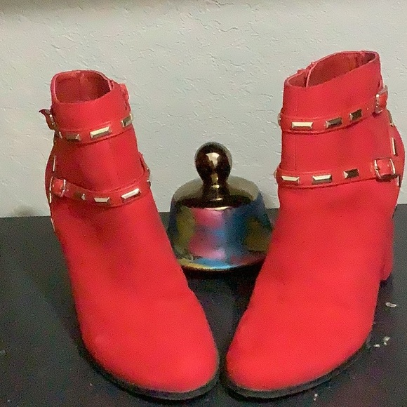 Thalia Sodi Red Ankle Booties with Glossy Finish - Picture 2 of 8